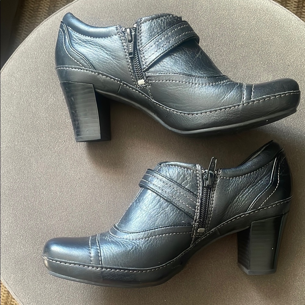 Clarks Artisan Black Leather Heels with Button Accent Women's 8 Cobbler Style - Picture 5 of 9